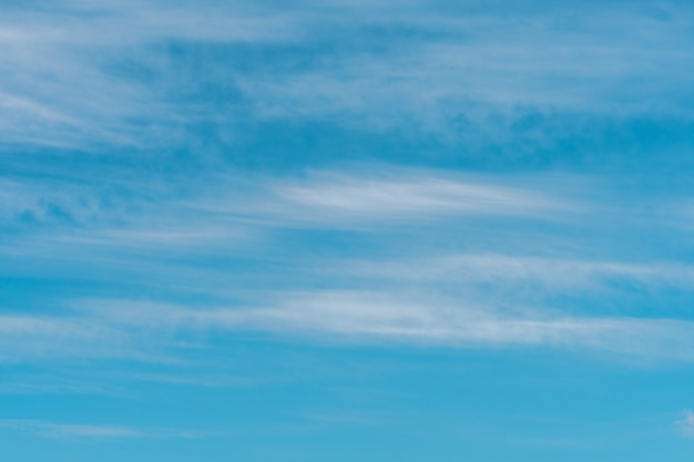 Fundo de céu azul com nuvens