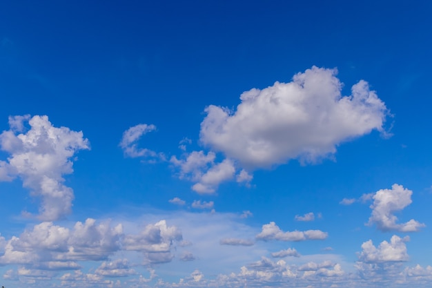 Fundo de céu azul com nuvens