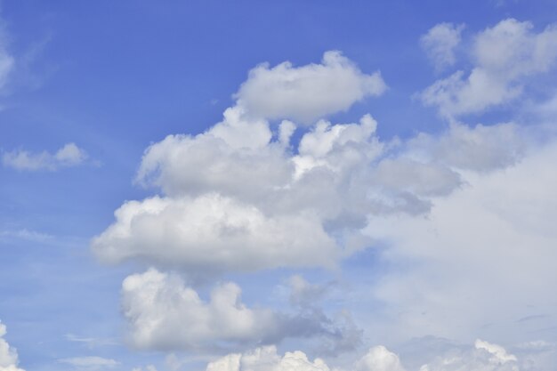 Fundo de céu azul com nuvens