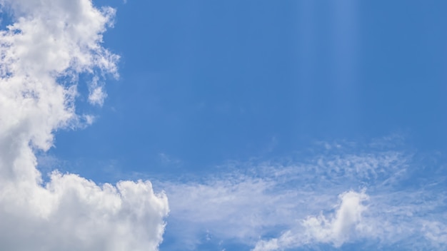 Fundo de céu azul com nuvens