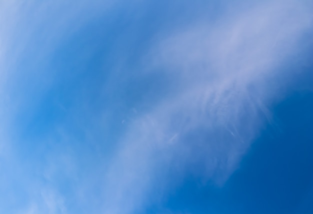 Fundo de céu azul com nuvens