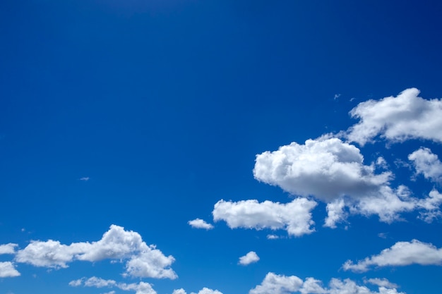 Fundo de céu azul com nuvens