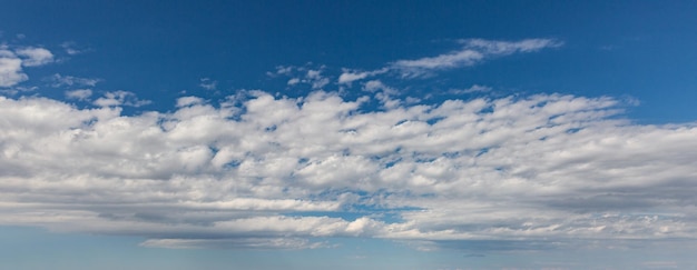 fundo de céu azul com nuvens