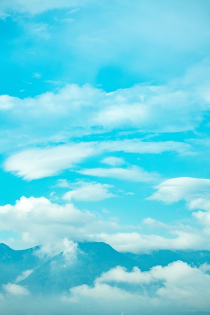 fundo de céu azul com panorama de pequenas nuvens