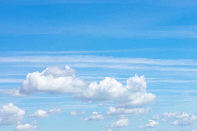 Fundo de céu azul com pequenas nuvens, nuvem no céu azul