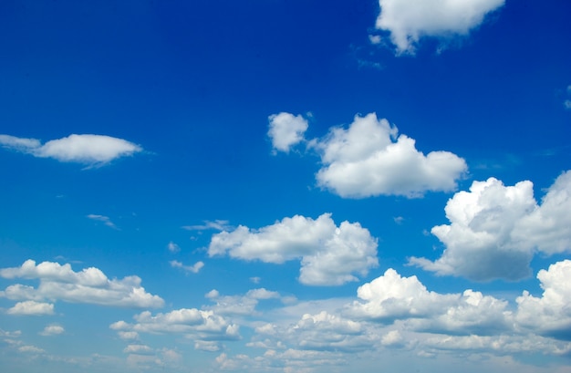 Fundo de céu azul com pequenas nuvens