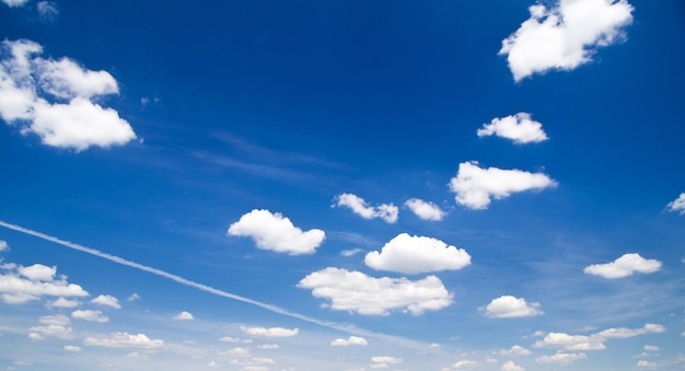 Fundo de céu azul com pequenas nuvens