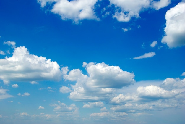 Fundo de céu azul com pequenas nuvens