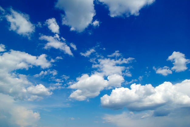 Foto fundo de céu azul com pequenas nuvens