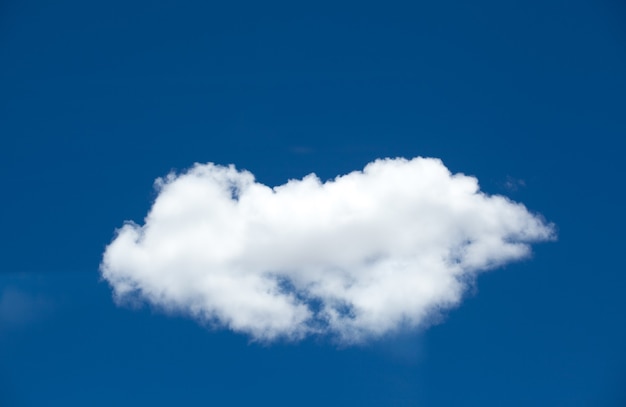 Fundo de céu azul com pequenas nuvens