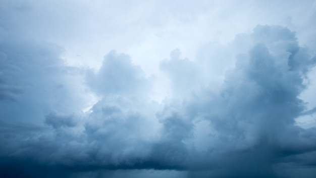 Fundo de céu azul com pequenas nuvens