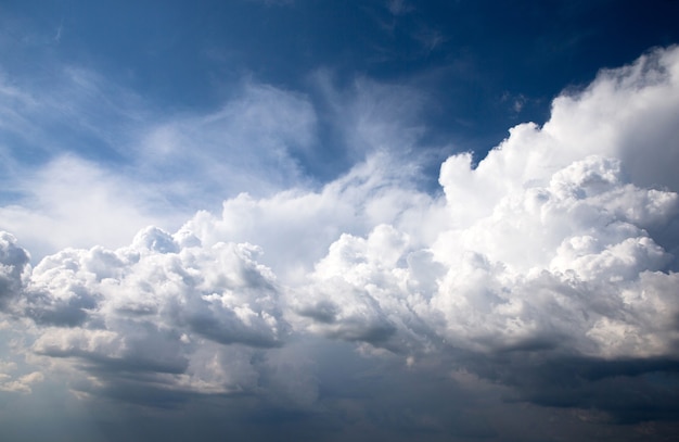 Fundo de céu azul com pequenas nuvens