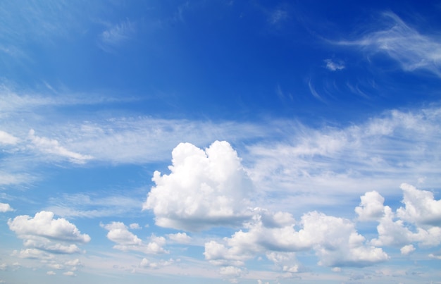 Fundo de céu azul com pequenas nuvens