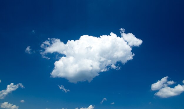 Fundo de céu azul com pequenas nuvens