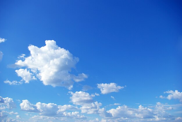 Fundo de céu azul com pequenas nuvens