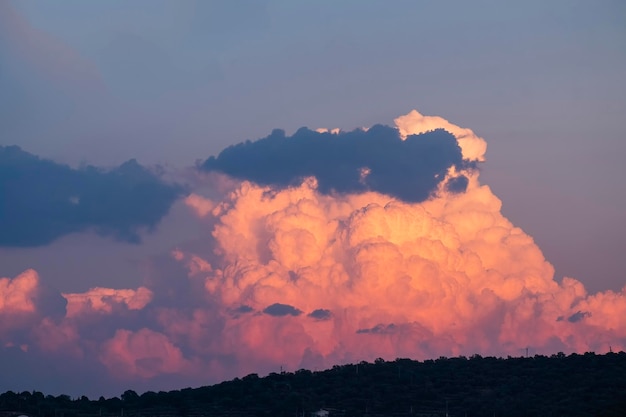 Fundo de céu azul e laranja ensolarado natural dramático com lindas nuvens cumulus brancas inchadas