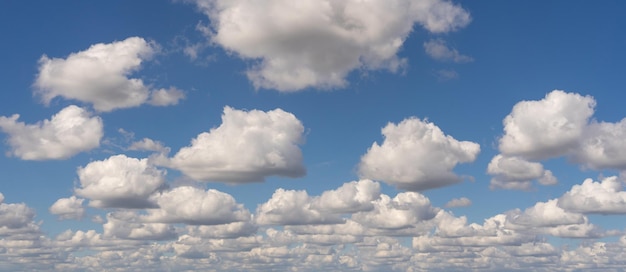 Fundo de céu azul e nuvens