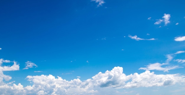 Fundo de céu azul e nuvens