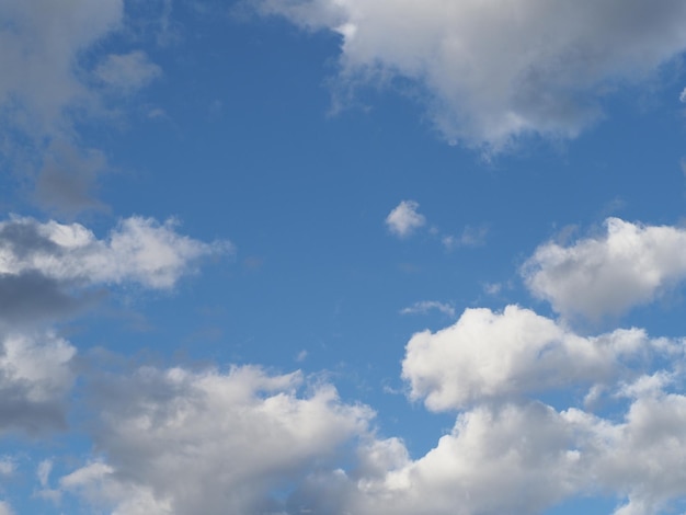 Fundo de céu azul nublado