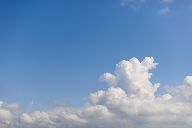 Fundo de céu azul sutil da manhã com uma enorme nuvem cumulus disforme