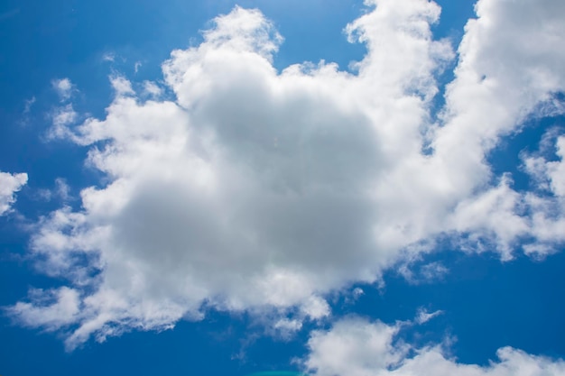 fundo de céu claro de céu azul.