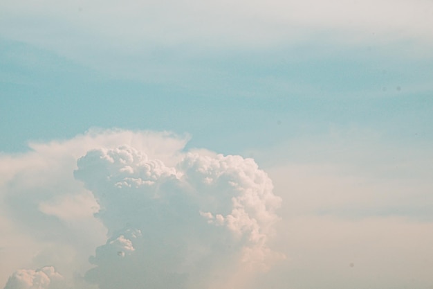 fundo de céu de nuvens de fluffys brancos com fundo de céu azul