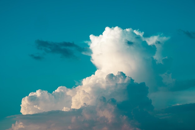 Fundo de céu de nuvens de fluffys brancos com fundo de céu azul