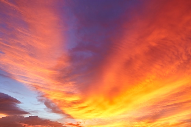 Fundo de céu dramático e raios de sol