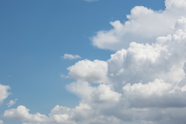 Fundo de céu e nuvens