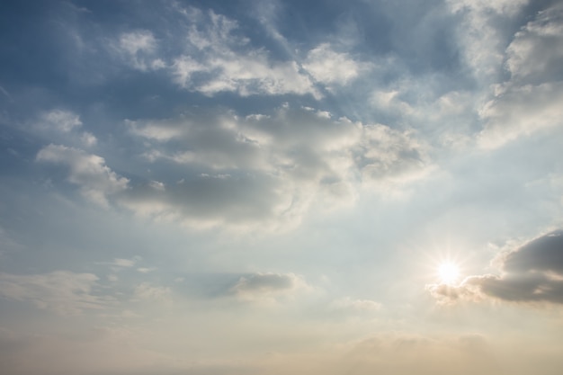 Fundo de céu e nuvens