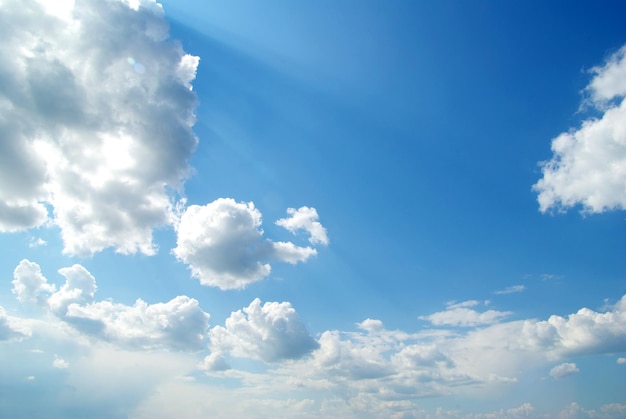 Fundo de céu ensolarado com nuvens