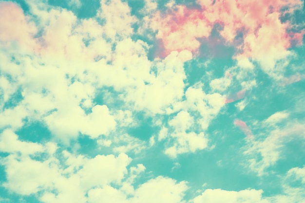 Foto fundo de céu vintage com pequenas nuvens retrô imagem de estilo de efeito vintage