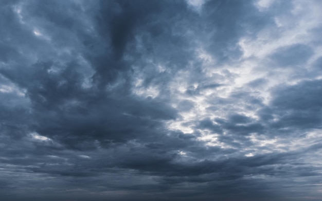 Fundo de cloudscape escuro pesado sombrio.