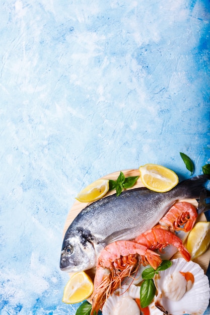 Foto fundo de comida com peixes do mar em azul.