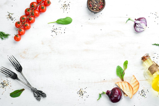 Fundo de comida de madeira branca Legumes e especiarias na mesa branca velha