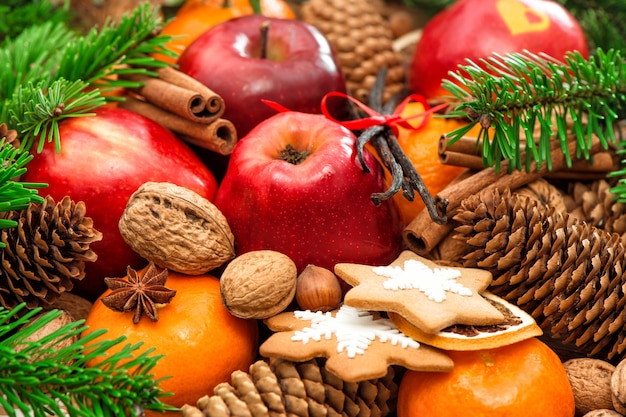 Fundo de comida de Natal. Frutos de maçã e tangerina, nozes, biscoitos