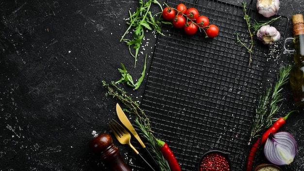 Fundo de comida de pedra preta especiarias ervas e legumes em um fundo preto Vista superior Espaço livre para o seu texto