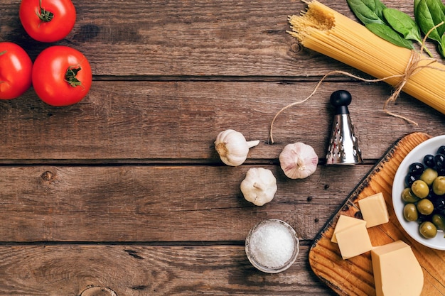 Fundo de comida italiana com especiarias de macarrão e espaço de cópia de vista superior de legumes