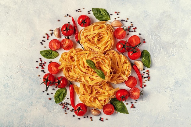 Fundo de comida italiana com especiarias de macarrão e legumes