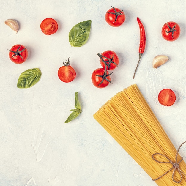 Fundo de comida italiana com massas, especiarias e vegetais.