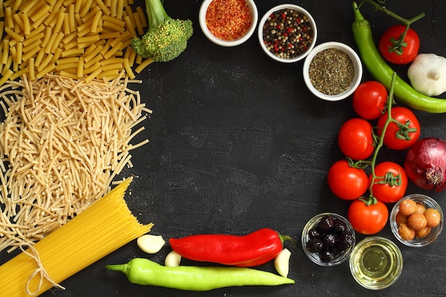 Fundo de comida italiana na mesa de pedra preta Vista superior