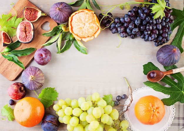 Fundo de comida saudável com frutas, bagas, placa de madeira e espaço de cópia para texto