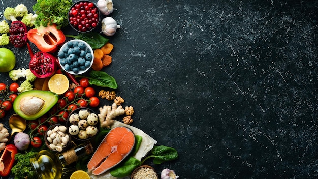 Fundo de comida saudável Conceito de alimentos saudáveis Legumes frescos Nozes e frutas Em um fundo de pedra Vista superior Copiar espaço