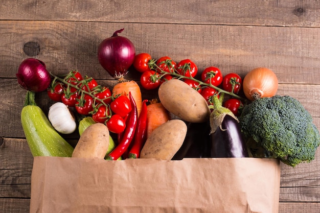 Fundo de comida saudável de entrega Alimentos orgânicos saudáveis em saco de papel com legumes Concentração de resíduos zero