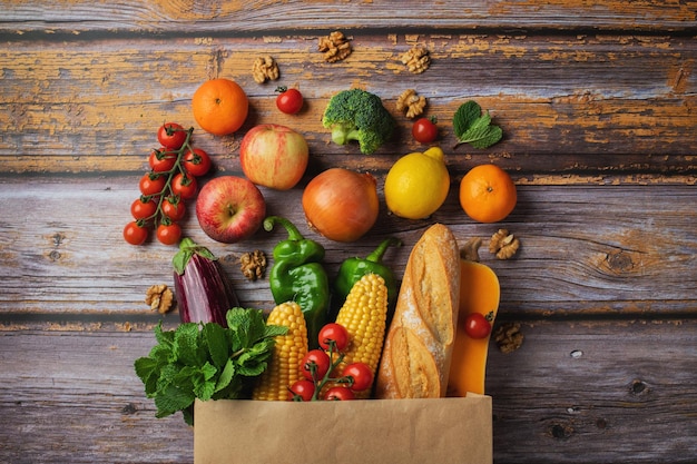 Fundo de comida saudável de entrega comida vegetariana vegana saudável em saco de papel legumes e frutas no banner de espaço de cópia de madeira supermercado de comida de compras e conceito de alimentação vegana limpa