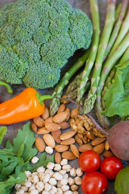 Fundo de comida vegetariana saudável e fresca Conceito de comida vegetariana Legumes nozes feijão e grão de bico em um fundo preto