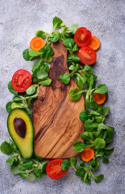 Fundo de comida verde com alface de milho, tomate e abacate