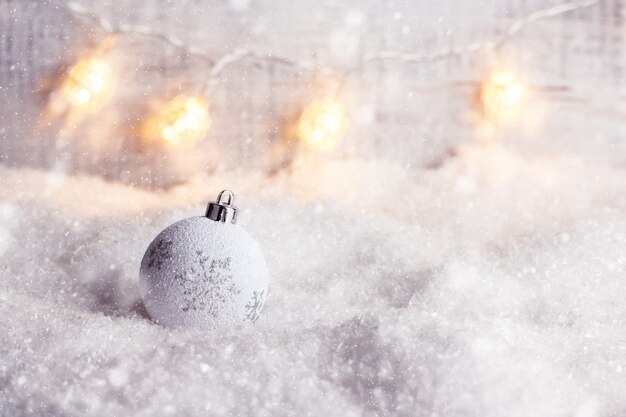 Foto fundo de conceito de natal e ano novo com bola de natal na neve