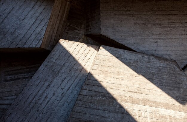 Fundo de concreto geométrico abstrato iluminado pelo sol