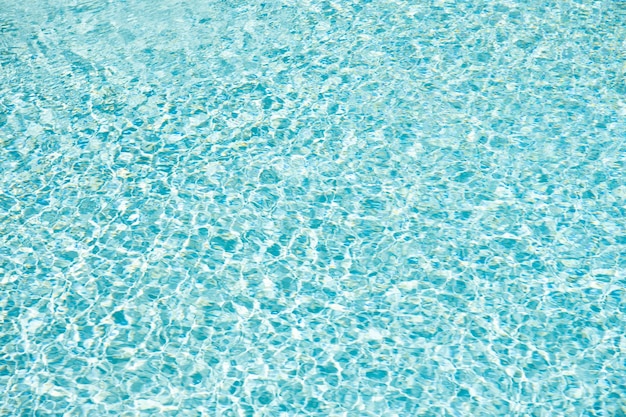 Fundo de cor azul da água da piscina com ondulações nas maldivas